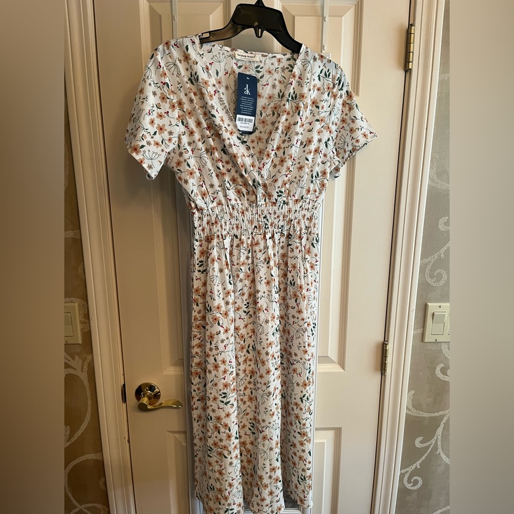 Anna-Kaci floral maxi dress. NWT Size M. 100% polyester.